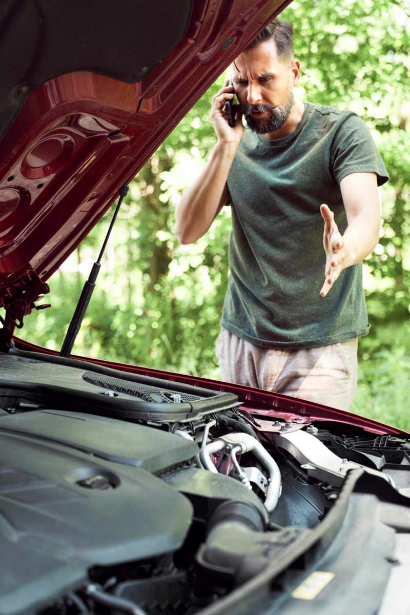 Junger Mann prüft Getriebeschaden bei Schrottauto Ankauf Kelkheim